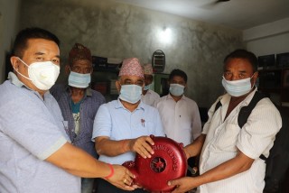 गल्याङमा आरन व्यवस्थापनका लागि हाते मेसिन हस्तान्तरण