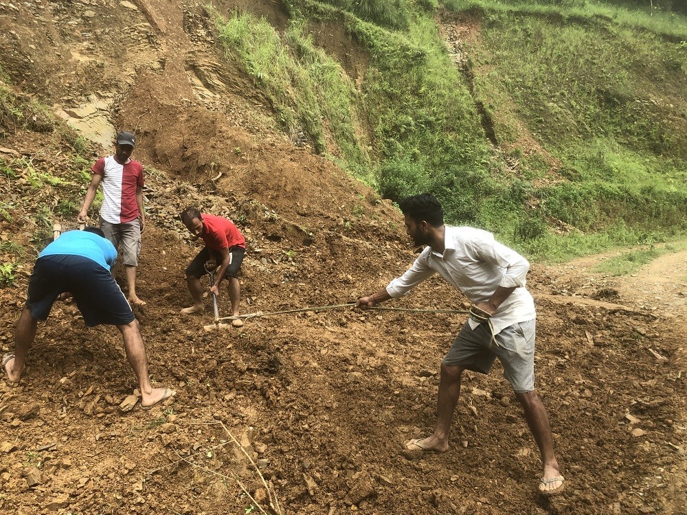 सरकारको मुख ताक्न छोडेर सामाजिक काममा जुटे पैयुँ भुर्तेलथोकका युवाहरु
