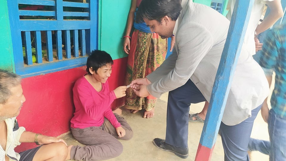 इलाका प्रशासन हुवासको उदाहरणीय कार्य  : घरमै गएर नागरिकता वितरण 