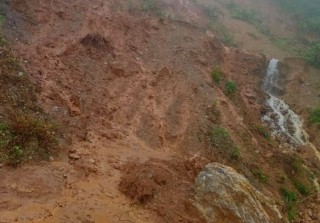 अविरल वर्षाका कारण  पैयुँमा सडक अवरुद्ध