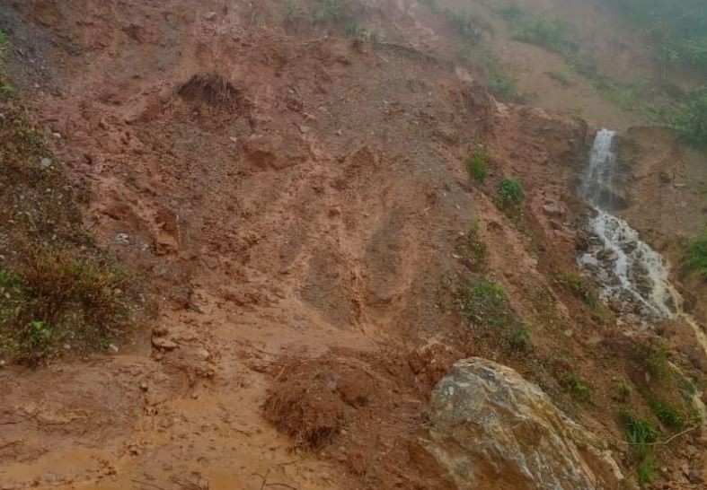 अविरल वर्षाका कारण  पैयुँमा सडक अवरुद्ध