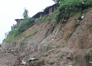 अविरल बर्षाले पर्वतको बाजुङ भुमको बस्ती जोखिममा