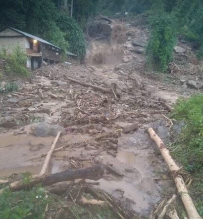 पर्वतमा पहिरोले घर पुरिदा एक बालिकाको मृत्यु, दुई जना घाईते