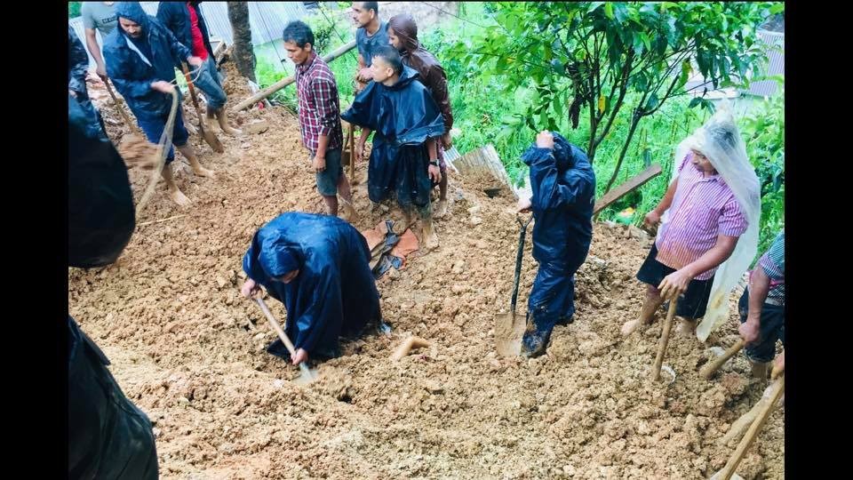 पर्वतमा पहिरो जादा ८ जनाको मृत्यु