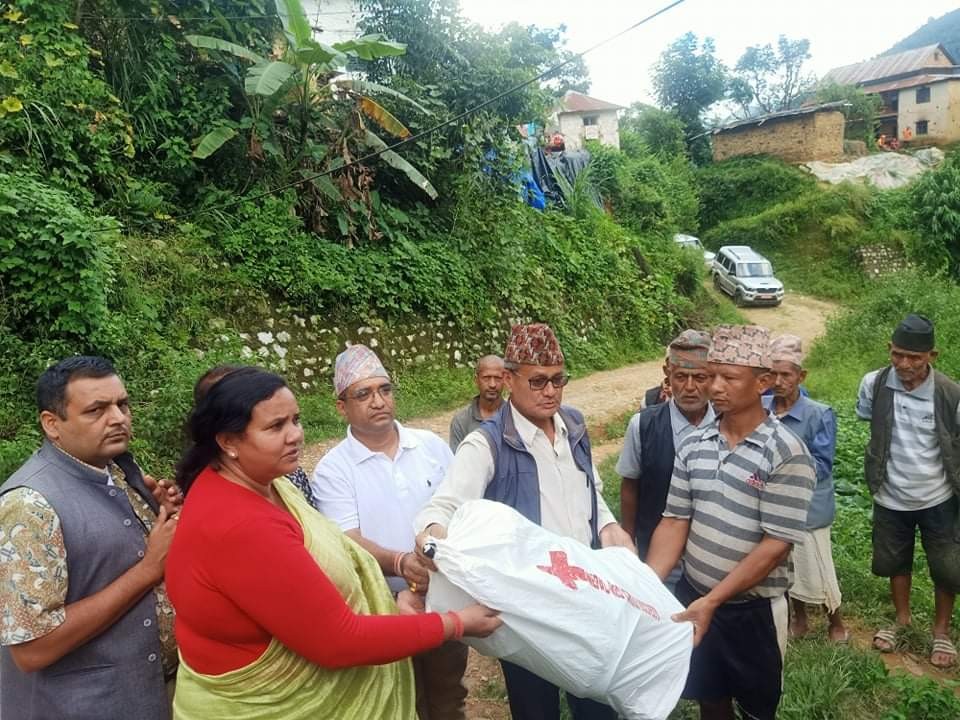पहिरो प्रभावित परिवारलाई रेडक्रसद्वारा सहयोग