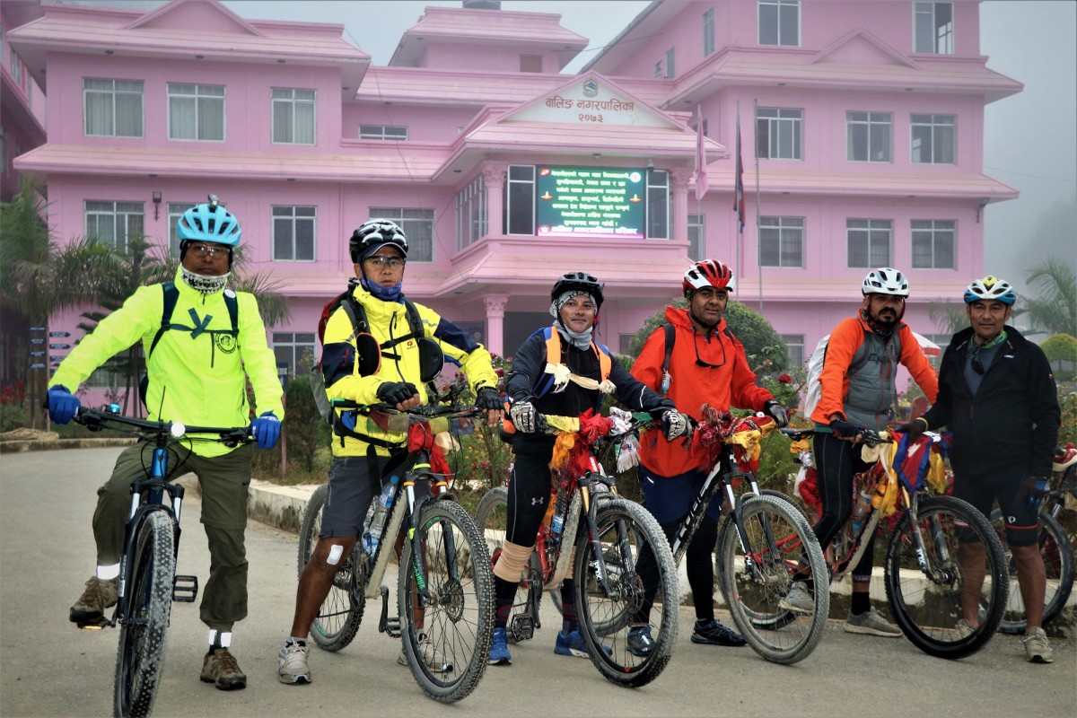 आन्तरकि पर्यटन प्रबर्धनको लागि मेचि–महाकालि यात्रामा निस्केको पुष्कर शाहको समुह स्याङ्जामा   