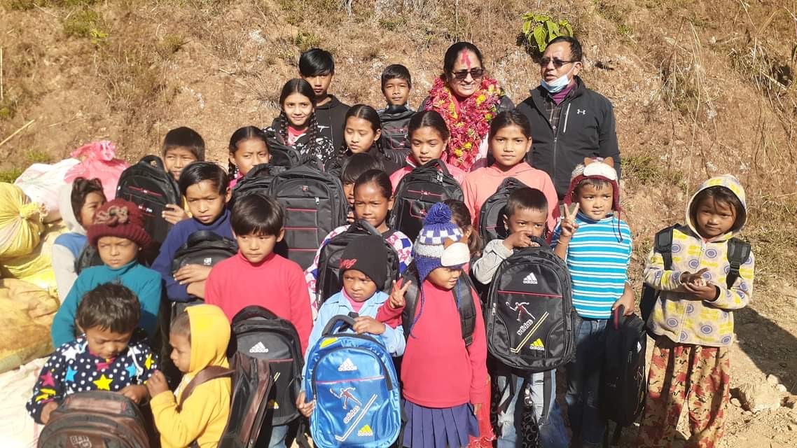 पुतलीबजार नगर प्रमुख क्षेत्रीद्वारा जन्मदिनको अवसरमा शैक्षिक सामाग्री वितरण