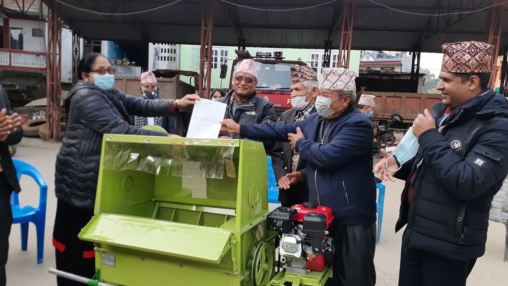 पुतलीबजार नगरपालिकाद्वारा कृषि सामाग्री वितरण
