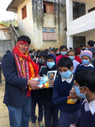 वडा अध्यक्ष श्रेष्ठद्वारा जन्मदिनको अवसरमा शैक्षिक सामाग्री वितरण
