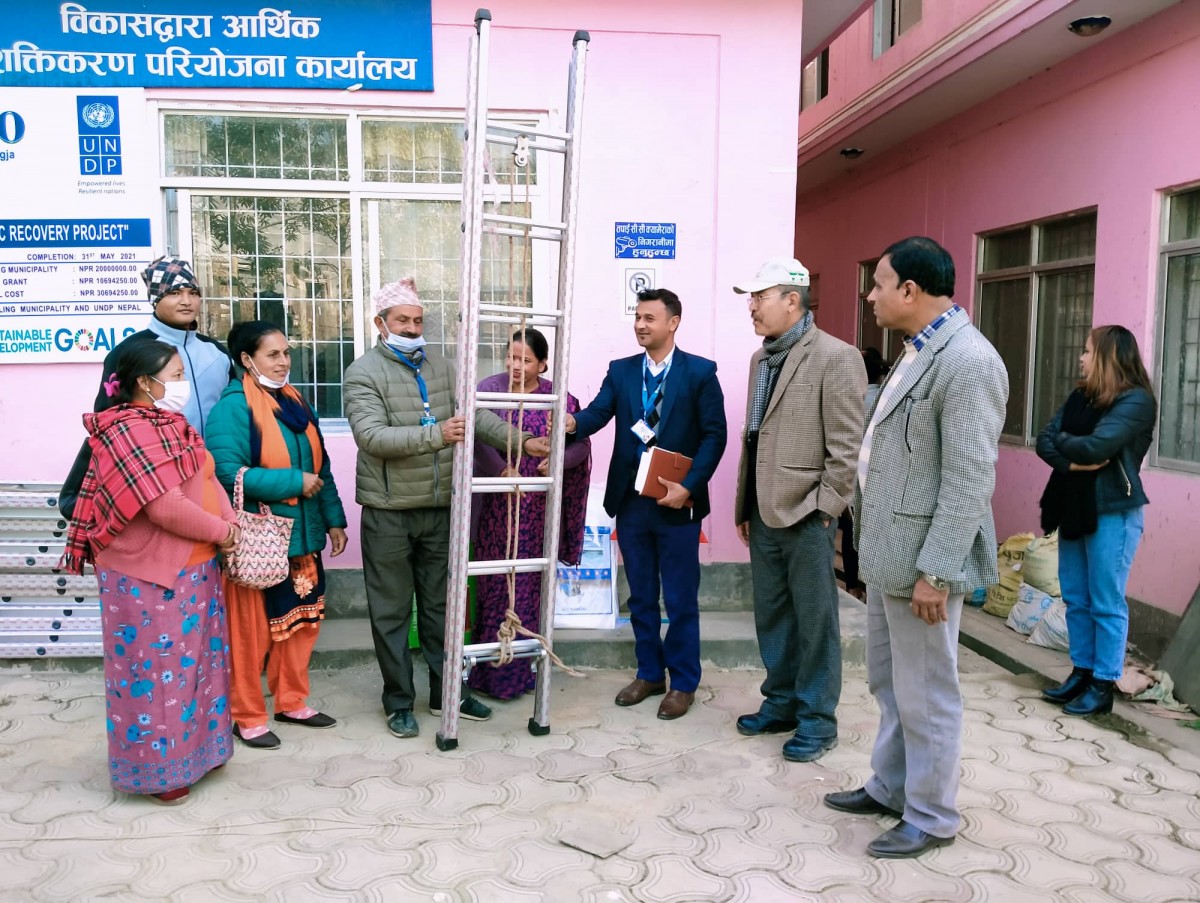 वालिङमा  सहकारीहरुलाई कृषि औजार हस्तान्तरण