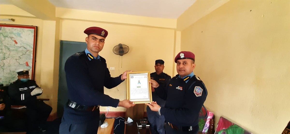प्रहरी निरीक्षक पौडेल मंसिर महिनाको उत्कृष्ठ प्रहरीको रुपमा सम्मानित