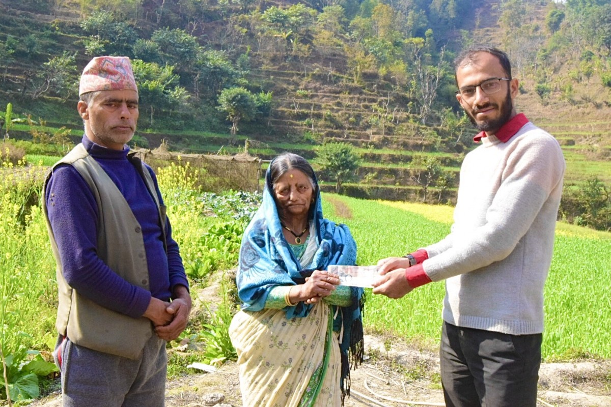 पहिरो पिडितलाई घर बनाउन समाजसेवी न्यौपानेद्वारा आर्थिक सहयोग प्रदान