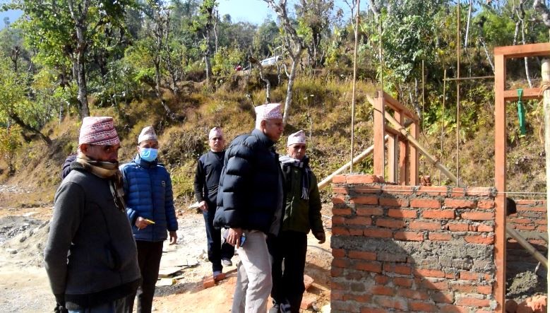 मन्त्री बस्नेतद्वारा पैयूँको सुरक्षित वस्ती निर्माणको अवलोकन  