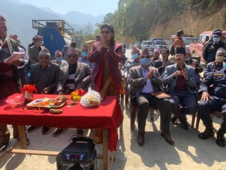मन्त्री अर्यालद्वारा  वालिङ-हुवास सडक कालोपत्रेको शिल्सान्यास