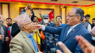 सर्वोच्चको फैसलापछि  प्रचण्ड माधवले  लड्डु खाए