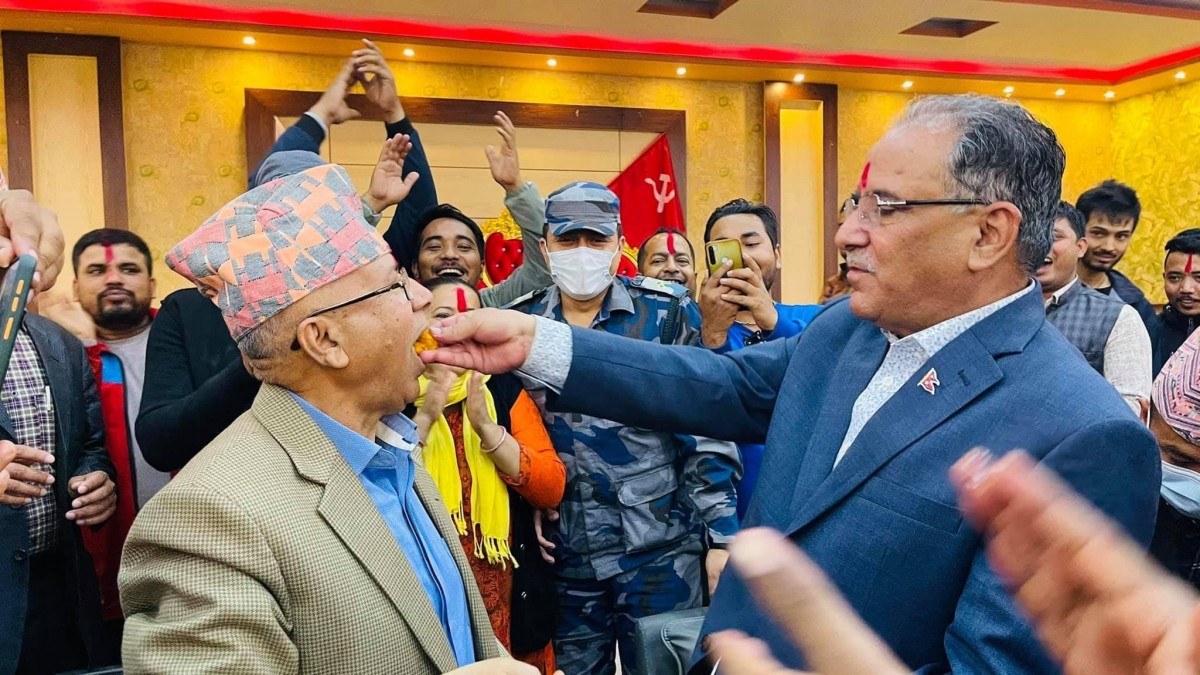 सर्वोच्चको फैसलापछि  प्रचण्ड माधवले  लड्डु खाए