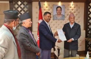 ओली समूहले गुरुङलाई हटाएर भट्टराईलाई बनायो संसदीय दलको प्रमुख सचेतक
