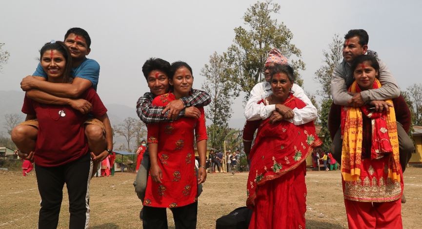 तनहुँमा  श्रीमानलाई बोकेर दौड प्रतियोगिता