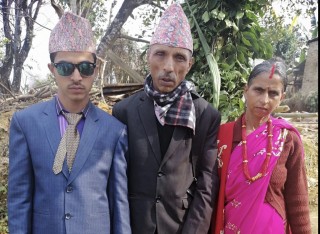 गाउँको जोखिम बस्ति स्थाानान्तरणको लागि समाजसेवी भुर्तेलद्वारा आर्थिक सहयोग