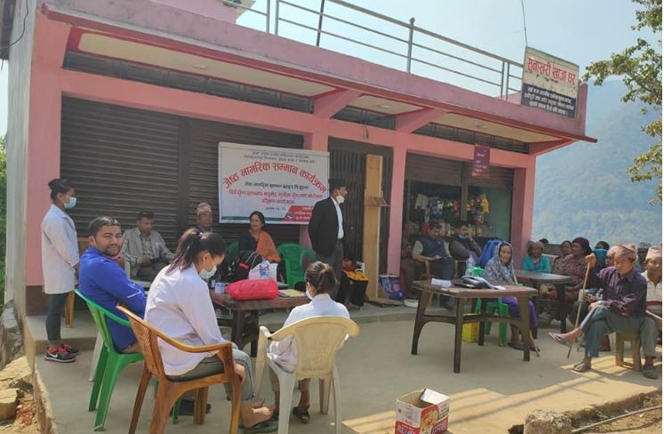 वालिङ ५ मा जेष्ठ नागरिकलाई स्वास्थ्य परिक्षण 