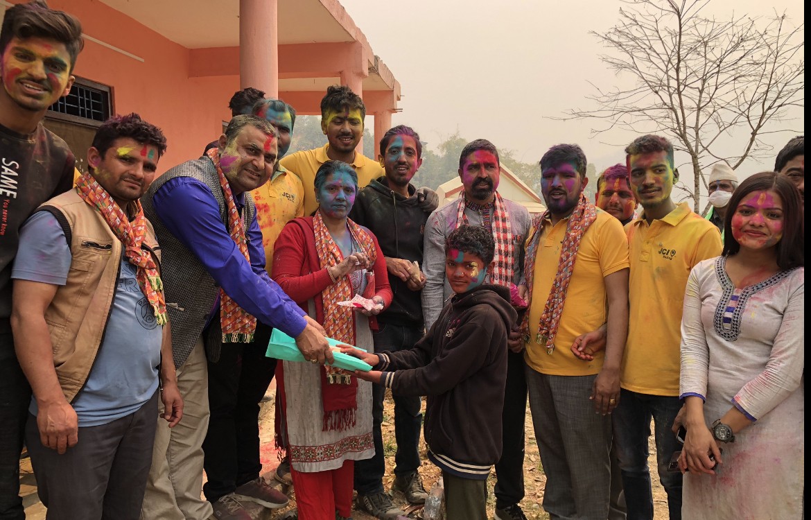 वालिङ जेसिजद्वारा होलिको अवसरमा शैक्षिक सामाग्रि वितरण