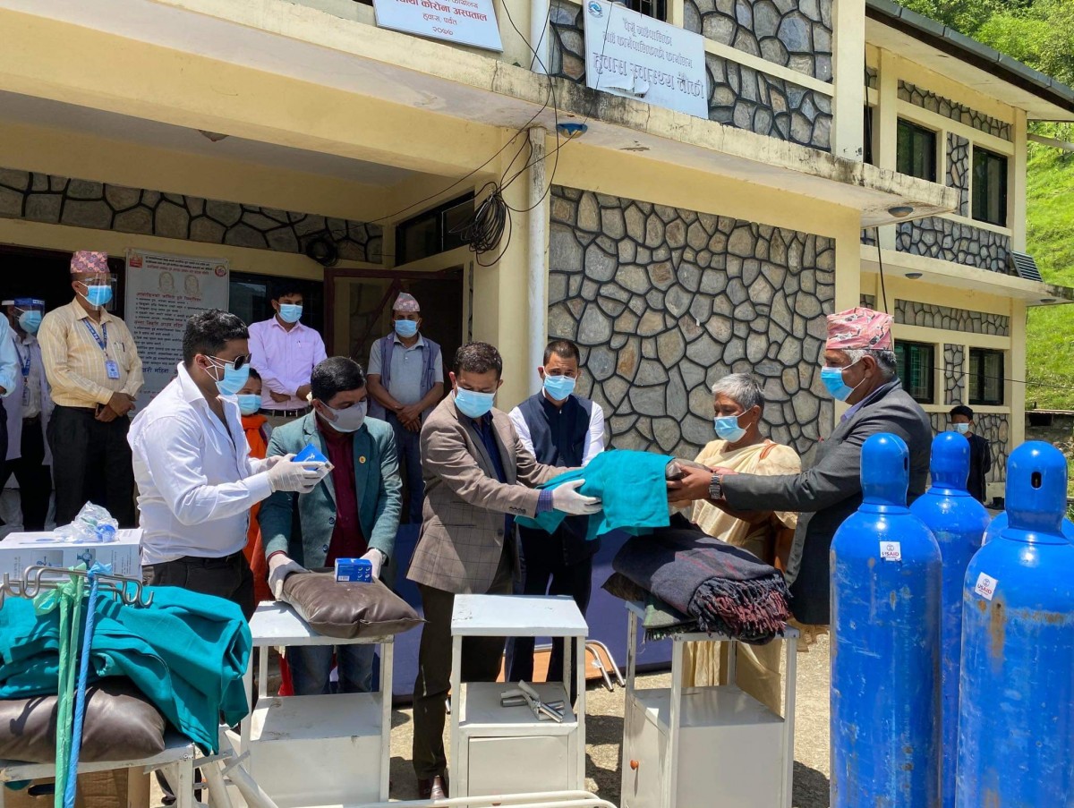 दक्षिण पर्वतका तिन पालिकामा सांसद गिरीद्वारा स्वास्थ्य  सामाग्री वितरण