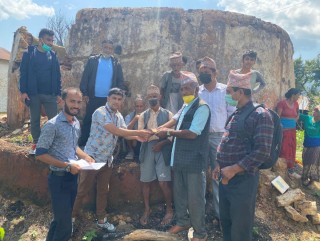 पैयुँको डाँडाकाँहुका आगलागि पिडितलाई पर्वत समाज कतारको ६२  हजार आर्थिक सहयोग