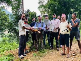 उज्यालो गाउँ अभियानको लागि समाजसेवी भुर्तेलद्वारा मिटर बक्स सहयोग