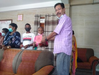 वालिङमा  पहिरो प्रभावित छ घर परिवारलाई जग्गाधनी पूर्जा हस्तान्तरण