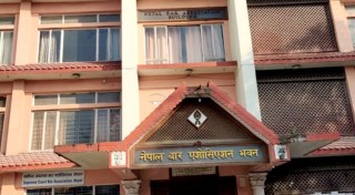 सभामुख र संसदीय दलका नेताहरूलाई बारले ज्ञापनपत्र बुझाउँदै