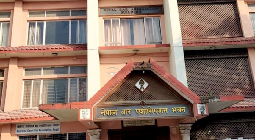 सभामुख र संसदीय दलका नेताहरूलाई बारले ज्ञापनपत्र बुझाउँदै