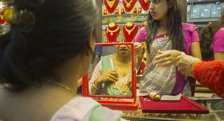 सुनको मूल्य एकैदिन १६ सय रुपैयाँले घट्यो