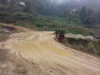नाली व्यवस्थापन नहुदा हिउँमा समेत हिलाम्मे बन्यो सडक, नागरिकलाई सास्ती