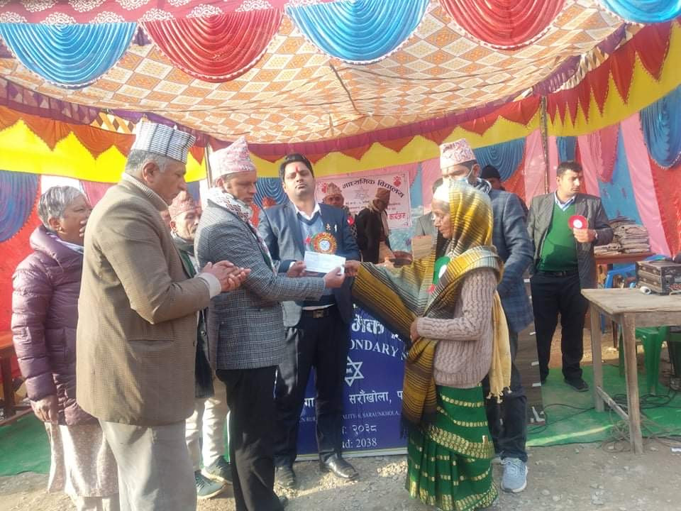 स्वर्गीय अधिकारिको स्मृतिमा विद्यालयमा एक लाखको अक्षयकोष स्थापना