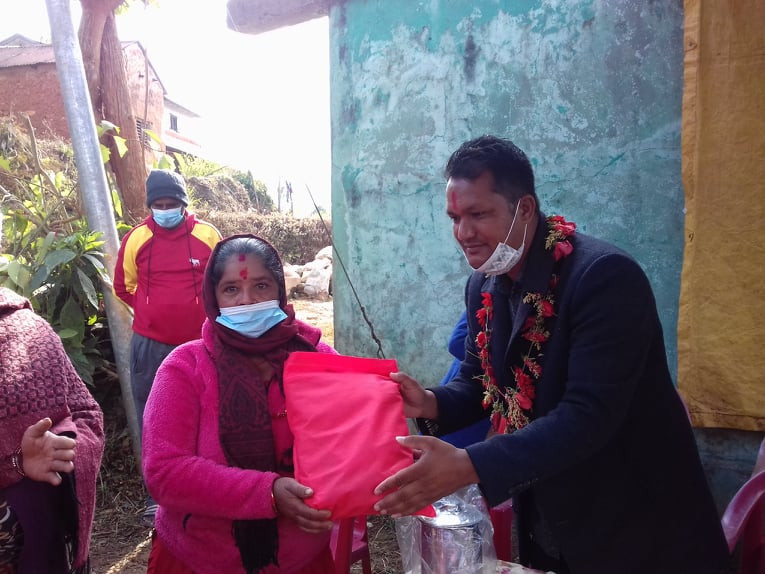 नागरिकको समस्या बुझ्न हरिनास गाउँपालिकाका अध्यक्ष घर घरमा