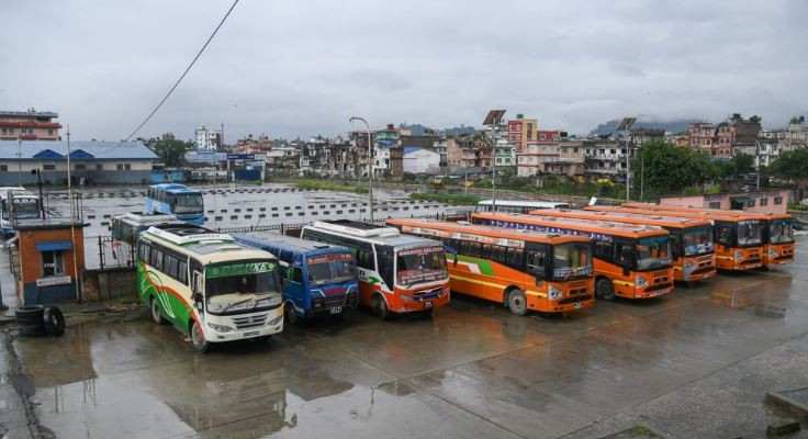चालक अभावले ग्यारेजमै थन्किए ठूला बस
