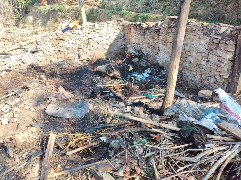 पैयूँमा आगलागि हुदाँ एक घर जलेर  नष्ट