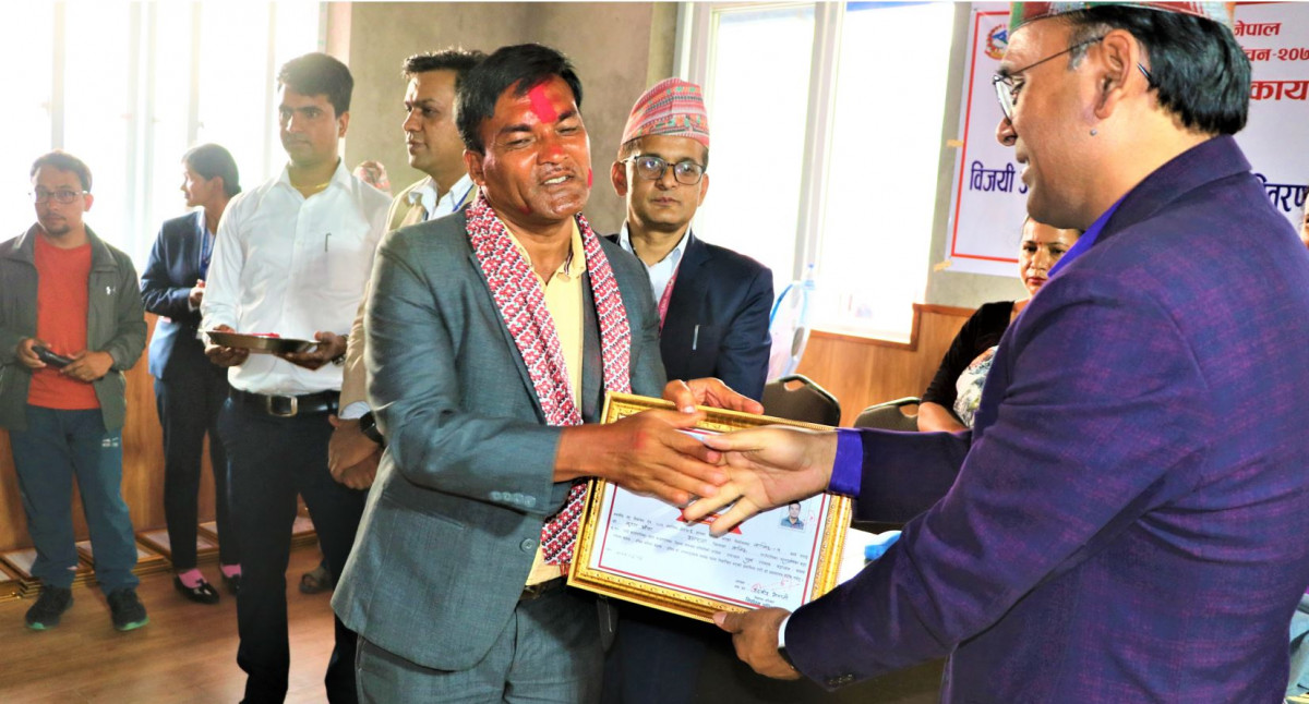 नवनिर्वाचित जनप्रतिनिधिहरुलाई सपथ ग्रहण सहित प्रमाणपत्र प्रदान