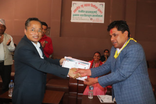 गल्याङ नगरपालिकाका जनप्रतिनिधिहरुलाई प्रमाणपत्र वितरण