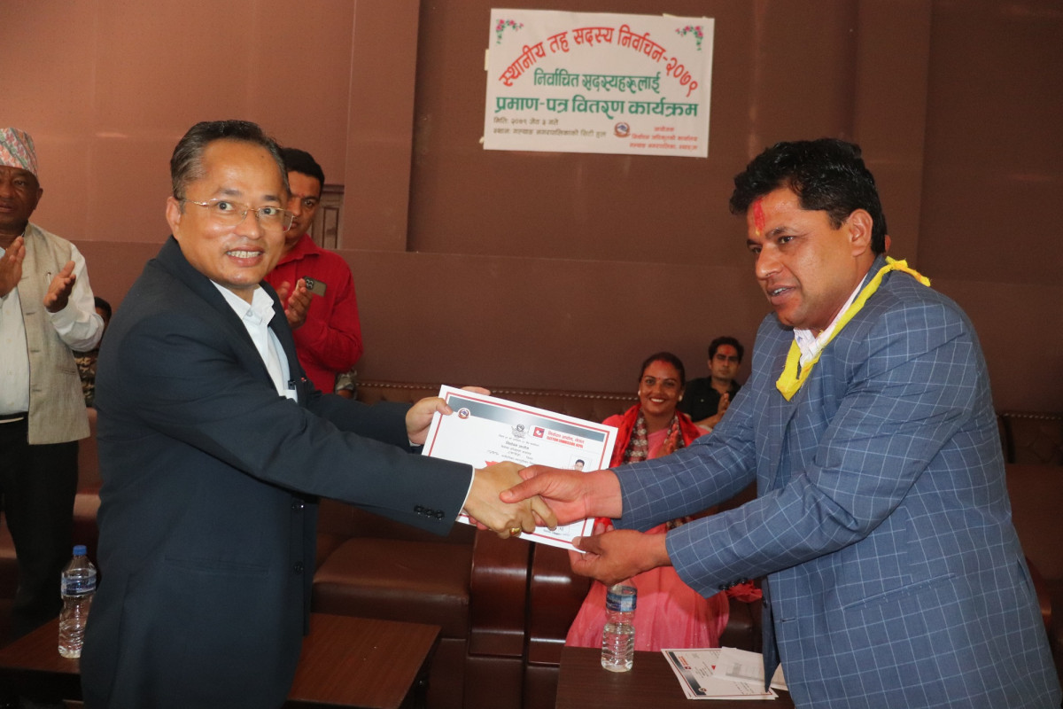 गल्याङ नगरपालिकाका जनप्रतिनिधिहरुलाई प्रमाणपत्र वितरण