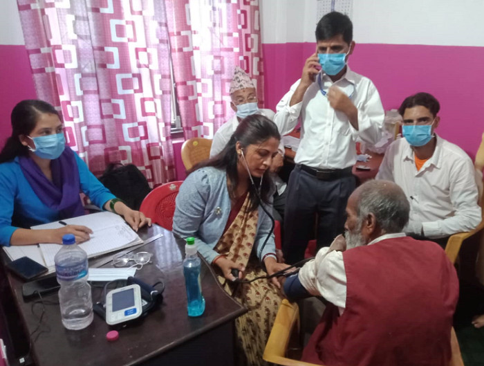 वडामै पुगेर नागरिकको स्वास्थ्य परिक्षण गर्दै उपाध्यक्ष तिवारी 