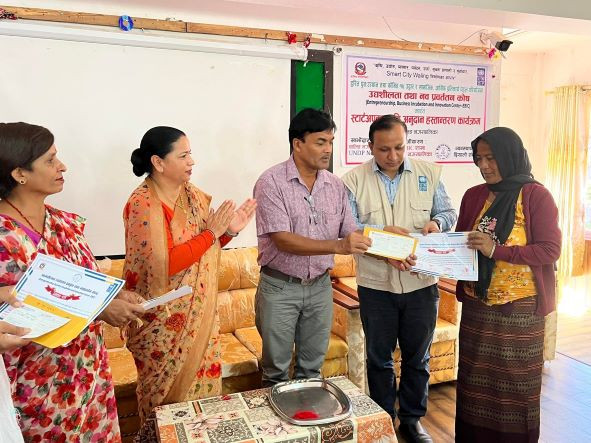 उद्यमी बनाउन नगद अनुदान प्रदान 