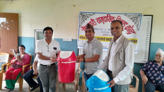 वालिङमा स्वास्थ्य प्रशिक्षण तथा डस्टविन वितरण