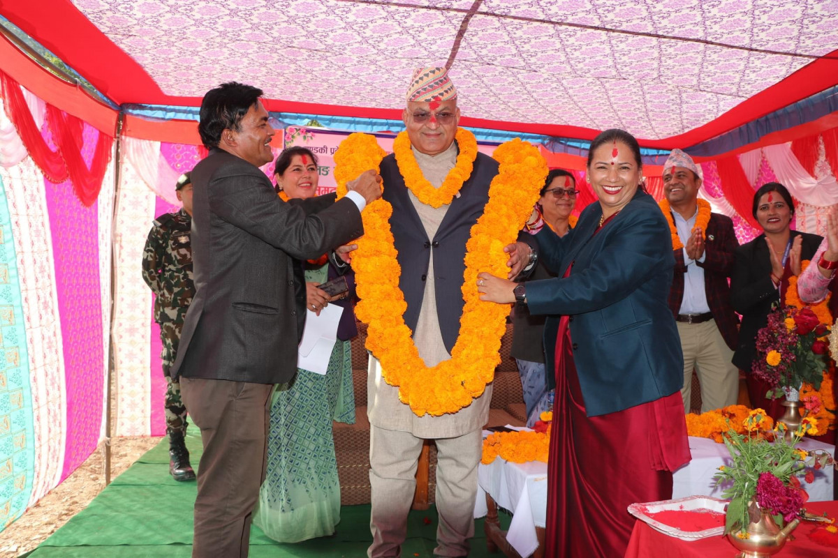 वालिङमा गण्डकीका मुख्यमन्त्रीलाई १२ किलो  फूलको माला लगाइदिएर १२ किमी सडक कालोपत्रे गर्न माग
