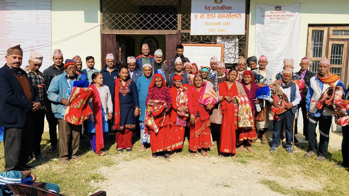 पर्वतमा जेष्ठ नागरिकलाई वडा कार्यालयद्वारा सम्मान 