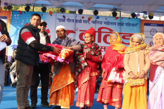 प्रेस चौतारी स्याङ्जाद्वारा वृद्ध आमाहरुलाई न्यानो कपडा 