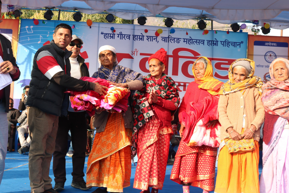 प्रेस चौतारी स्याङ्जाद्वारा वृद्ध आमाहरुलाई न्यानो कपडा 