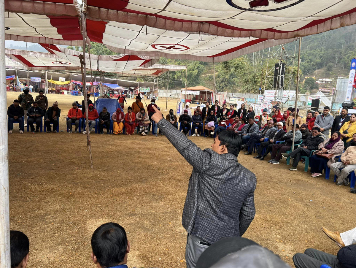 वालिङ नगरपालिकाद्वारा महोत्सवका व्यापारीसंँग चियापान