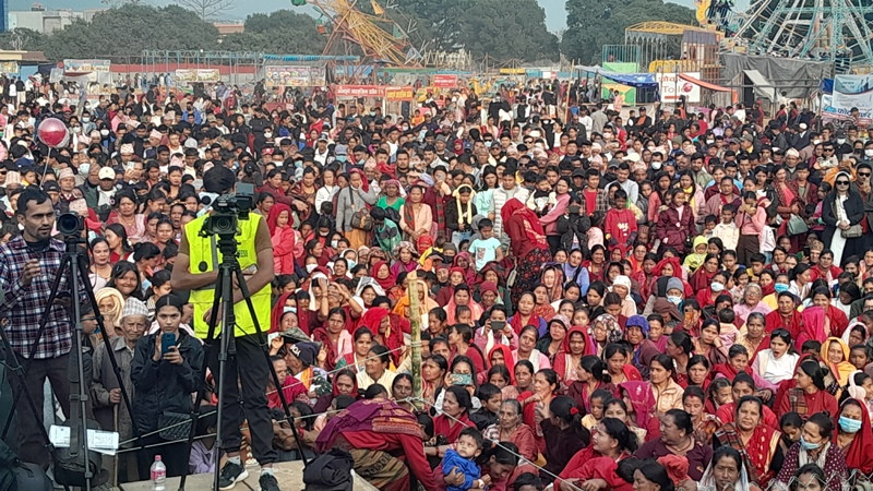 चापाकोटमा जारी महोत्सवमा दर्शकहरुको भीढ बढ्यो