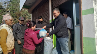 चापाकोटमा साना किसान सहकारीद्वारा मकैको बीउ वितरण